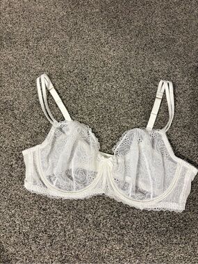 Cacique White Lace Underwire Bra with Rose Embroidery